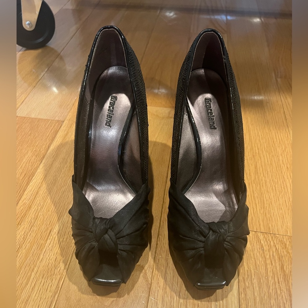 Graceland Black Knot Peep-Toe Heels